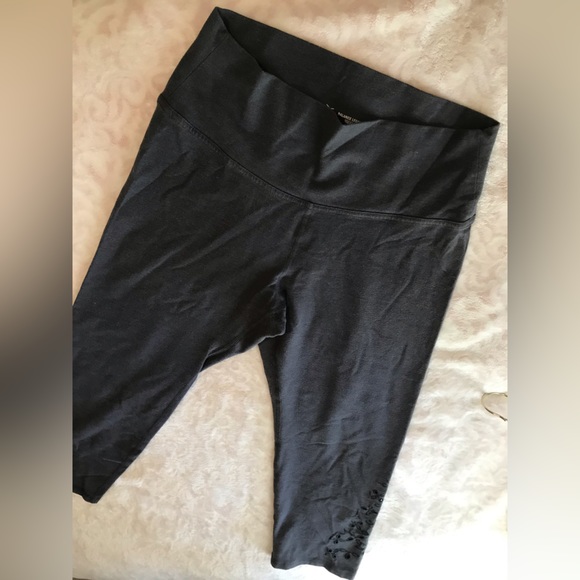 Cute Symmetrically Designed Capri Leggings - Picture 4 of 4